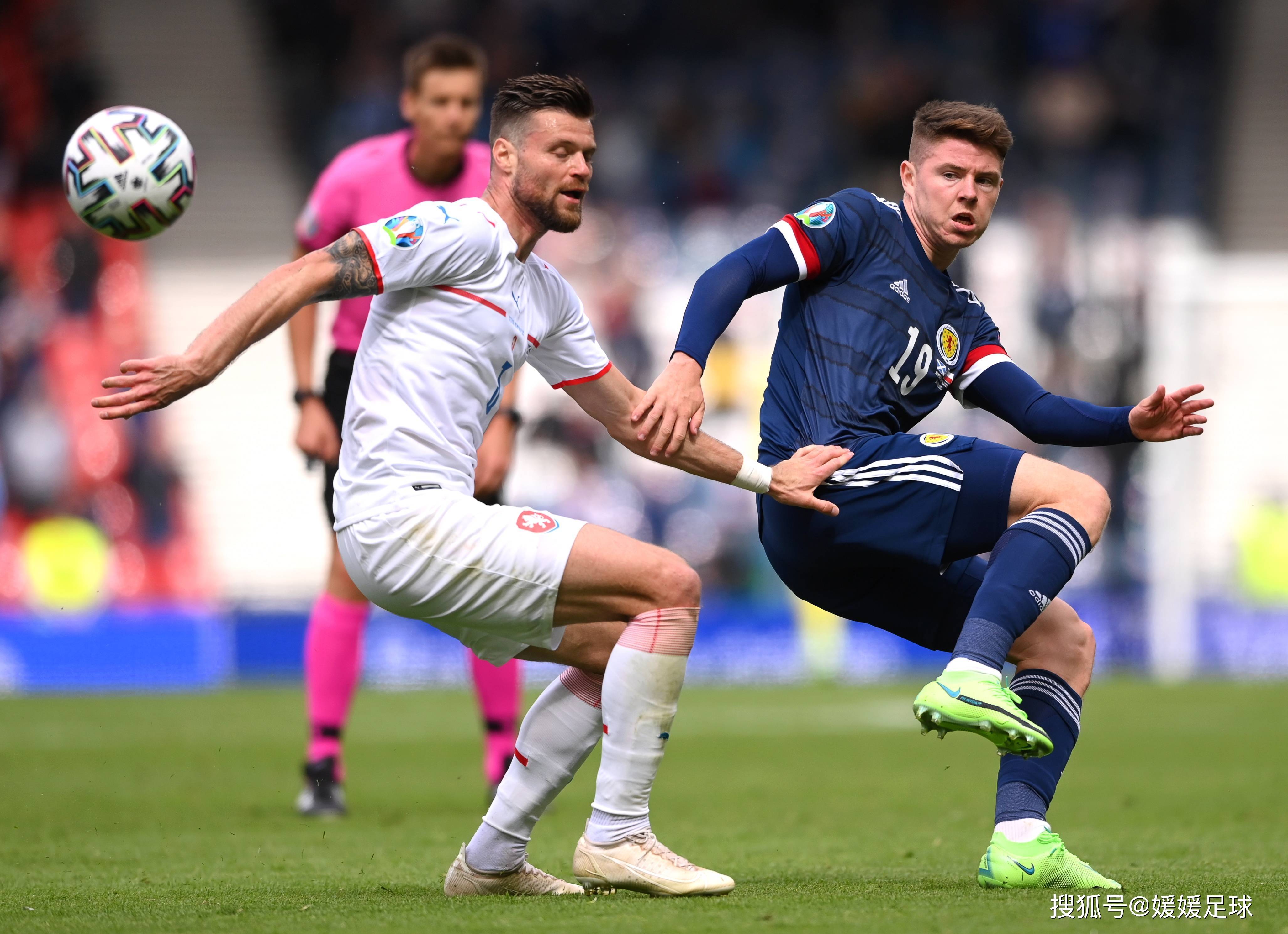 足球赛事激烈角逐，强队逐鹿争冠