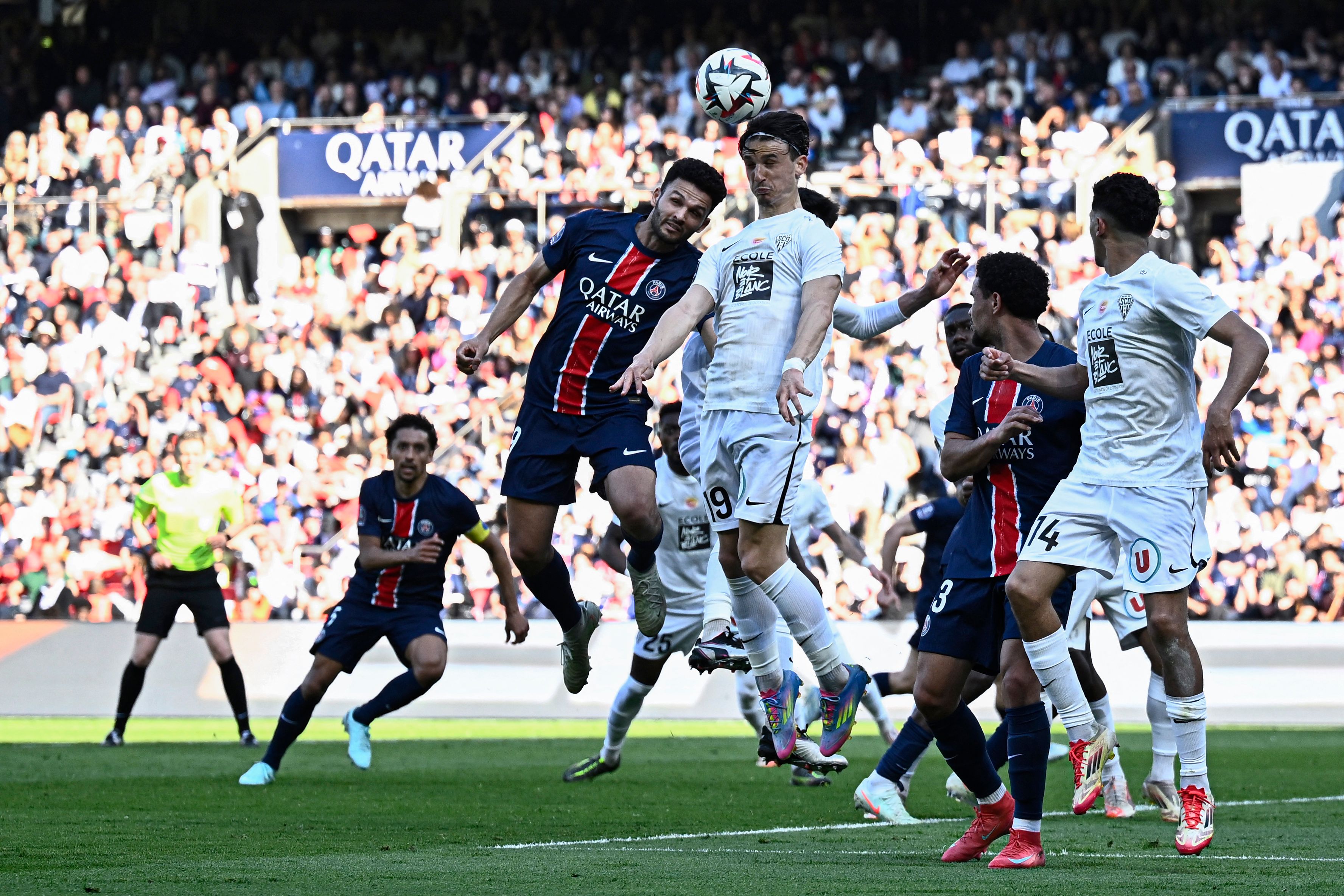 包含巴黎圣日耳曼球员荷兰联赛表现抢眼的词条