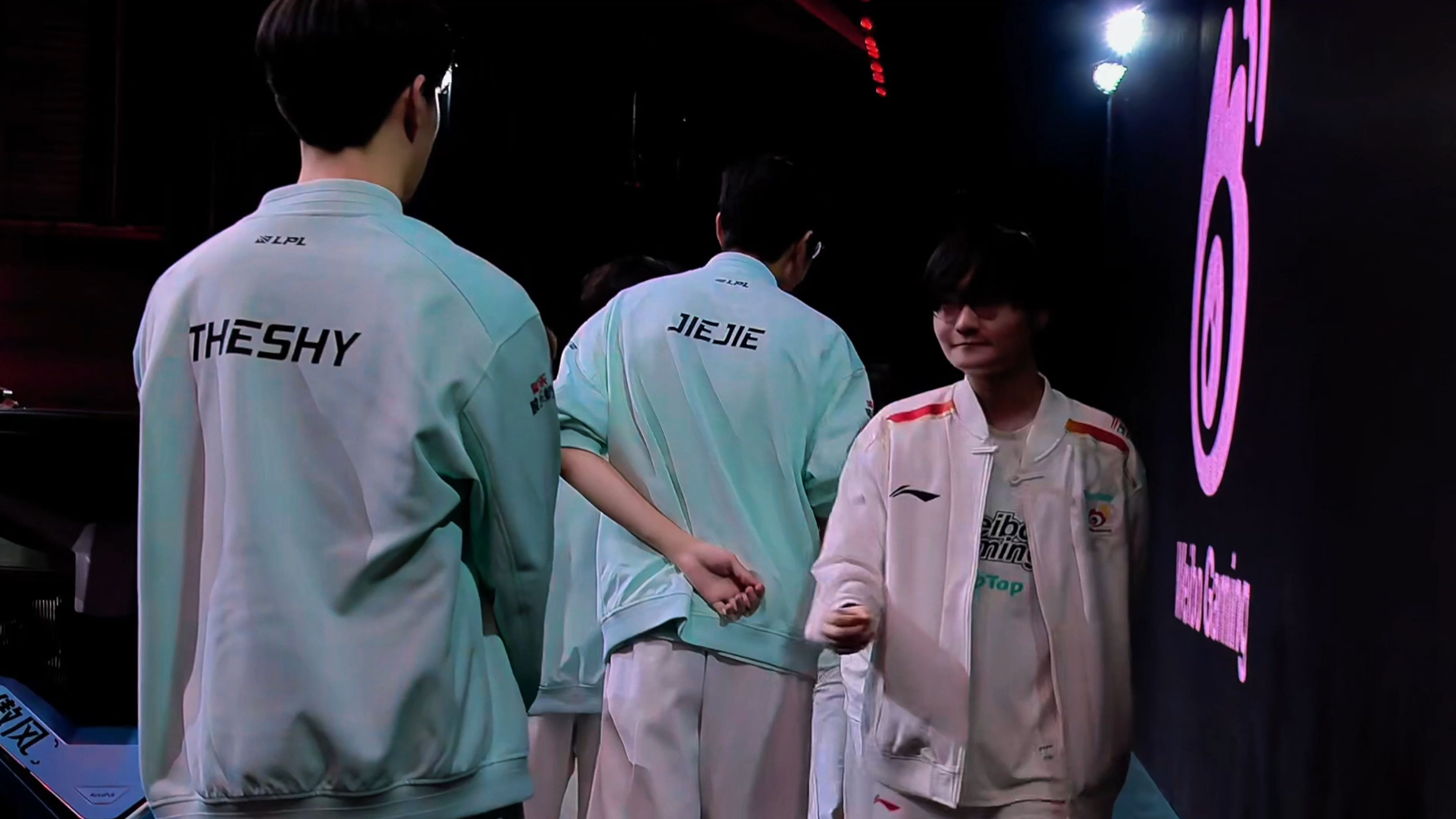 开云体育入口-WBG翻盘TES，Tarzan团战一打五宿敌对决八强赛，留下经典瞬间